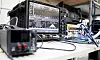 Messplatz im BitifEye-Testlabor mit Oszilloskop, angeschlossenen Hochfrequenzkabeln, Prüfaufbau und elektronischen Testkomponenten für digitale Hochgeschwindigkeitsschnittstellen. Auf dem Bildschirm eines Keysight-Messgeräts sind Analysekurven und Messdaten zur Signalqualität zu sehen, wie sie bei Compliance- und Pre-Compliance-Tests für Standards wie MIPI A-PHY, PCIe 4.0 und PCIe 5.0 relevant sind.