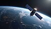Ki-generierte symbolische Darstellung eines Satelliten im niedrigen Erdorbit mit zwei großen, blau schimmernden Solarmodulen vor der gekrümmten Erde. Unter dem Raumfahrzeug sind Wolken, Ozeane, Küstenlinien und beleuchtete Städte auf der Nachtseite des Planeten zu erkennen, während Sonnenlicht den Horizont und Teile des Satelliten erhellt. Das Bild steht für die BOHR-Mission von City Labs, bei der ein Kleinsatellit eine betavoltaische Nuklearbatterie auf Basis des radioaktiven Wasserstoffisotops Tritium im All testet. Die Solarzellen versorgen weiterhin den Satellitenbus und damit die grundlegenden Systeme des CubeSats, während die Tritium-Batterie ausschließlich eine separate experimentelle Nutzlast mit sehr geringer, über viele Jahre verfügbarer elektrischer Leistung speist. Bei der NanoTritium-Technologie werden die beim radioaktiven Zerfall des Tritiums freigesetzten Beta-Teilchen von einer Halbleiterstruktur direkt in elektrischen Strom umgewandelt. Die Mission soll zeigen, wie zuverlässig eine solche langlebige Mikrostromquelle unter den Strahlungs-, Temperatur- und Vakuumbedingungen des Weltraums arbeitet. Das abgebildete Raumfahrzeug ist eine illustrative Darstellung und zeigt nicht den tatsächlichen BOHR-CubeSat.