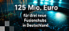 Breitformatige digitale Illustration zur Zahl der Woche mit dunkelblau-türkisem, futuristisch wirkendem Technologiehintergrund. Zu sehen ist eine abstrahierte elektronische Oberfläche mit leuchtenden Linien, Diagrammkurven und einer stilisierten Weltkarte, die an Datenanalyse, Forschung und internationale Technologiemärkte erinnert. Im oberen Bildbereich steht in sehr großer, weißer, fett gesetzter Schrift die Zahl „125 Mio. Euro“. Darunter folgt ebenfalls in weißer Schrift der Text „für drei neue Fusionshubs in Deutschland“. Links unten befinden sich mehrere halbtransparente, übereinanderliegende quadratische Flächen in Grau und Schwarz als grafisches Gestaltungselement. Das Bild visualisiert die zunächst vom Bundesministerium für Forschung, Technologie und Raumfahrt bereitgestellte Fördersumme für die drei deutschen Fusionshubs VEGA, STRIDE und MAT-TRIX, die Forschung und industrielle Entwicklung in den Bereichen Laserfusion, Magnetfusion, Stellarator-Technologie, Materialentwicklung, Tritium und Brennstoffkreisläufe bündeln sollen.