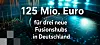 Breitformatige digitale Illustration zur Zahl der Woche mit dunkelblau-türkisem, futuristisch wirkendem Technologiehintergrund. Zu sehen ist eine abstrahierte elektronische Oberfläche mit leuchtenden Linien, Diagrammkurven und einer stilisierten Weltkarte, die an Datenanalyse, Forschung und internationale Technologiemärkte erinnert. Im oberen Bildbereich steht in sehr großer, weißer, fett gesetzter Schrift die Zahl „125 Mio. Euro“. Darunter folgt ebenfalls in weißer Schrift der Text „für drei neue Fusionshubs in Deutschland“. Links unten befinden sich mehrere halbtransparente, übereinanderliegende quadratische Flächen in Grau und Schwarz als grafisches Gestaltungselement. Das Bild visualisiert die zunächst vom Bundesministerium für Forschung, Technologie und Raumfahrt bereitgestellte Fördersumme für die drei deutschen Fusionshubs VEGA, STRIDE und MAT-TRIX, die Forschung und industrielle Entwicklung in den Bereichen Laserfusion, Magnetfusion, Stellarator-Technologie, Materialentwicklung, Tritium und Brennstoffkreisläufe bündeln sollen.