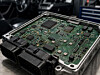 Automotive-Elektronik verlangt Zeitbasen, die über die gesamte Fahrzeuglebensdauer sicher arbeiten. Das Bild zeigt ein Steuergerät mit bestückten LRT-Quarzen der Serie SMD03025/4.