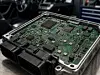 Automotive-Elektronik verlangt Zeitbasen, die über die gesamte Fahrzeuglebensdauer sicher arbeiten. Das Bild zeigt ein Steuergerät mit bestückten LRT-Quarzen der Serie SMD03025/4.