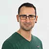 Mann mit Brille und grünem Oberteil vor hellem Hintergrund. Alexander Labrada Diaz von Göpel electronic