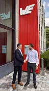 Besiegeln die Partnerschaft: Daniel Jacob, CEO von Starteam Global und Manuel Mairhofer, Mitglied des Management Boards bei Würth Elektronik