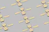 Ein Elektronenmikroskopbild in Falschfarben zeigt die Bauelemente. Mithilfe der neuen skalierbaren Fertigungstechnik stellten die Forscher mehr als 1000 Bauelemente aus molekularen Schichten im Subnanometerbereich her.