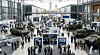 Fachbesucher und militärisches Personal informieren sich auf der Verteidigungsmesse DSEI Germany auf dem Messegelände Hannover über modernste Wehrelektronik und gepanzerte Fahrzeuge.