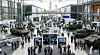Fachbesucher und militärisches Personal informieren sich auf der Verteidigungsmesse DSEI Germany auf dem Messegelände Hannover über modernste Wehrelektronik und gepanzerte Fahrzeuge.
