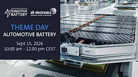 Großer Batteriemodulblock auf einer Messefläche neben einem Schild zum „Theme Day Automotive Battery“.