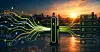 Digitale Datenströme und grüne Icons schweben über einer Stadt bei Sonnenuntergang neben einer zentralen Batteriesäule.