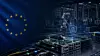 EU-Sternenkranz und digitales Schloss über einer beleuchteten Industrieanlage.