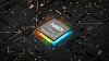Leuchtender NXP-Mikrochip mit Schloss-Symbol auf einer Leiterplatte als Symbol für Cybersicherheit.