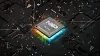 Leuchtender NXP-Mikrochip mit Schloss-Symbol auf einer Leiterplatte als Symbol für Cybersicherheit.