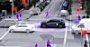 Stadtkreuzung mit Autos, Lieferwagen und Fußgängern, ergänzt durch violette Erkennungsrahmen.
