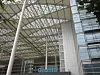 Moderne Bürogebäude mit Glasfront, Stahlkonstruktion und dem Logo Quanta am Eingang.