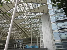 Moderne Bürogebäude mit Glasfront, Stahlkonstruktion und dem Logo Quanta am Eingang.