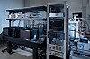 Prototyp des Diamant-Spin-Quantencomputers von Fujitsu im Labor mit optischem Aufbau, elektronischen Steuergeräten, Messsystemen und kryogener Kühltechnik für Diamant-Qubits.