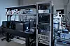 Prototyp des Diamant-Spin-Quantencomputers von Fujitsu im Labor mit optischem Aufbau, elektronischen Steuergeräten, Messsystemen und kryogener Kühltechnik für Diamant-Qubits.