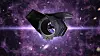 Das Nancy Grace Roman Space Telescope vor einem violetten Sternennebel im All.