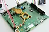 Silizium-Prototyp des Fraunhofer RISC-V Secure Elements bei der funktionalen Evaluierung auf einer speziell entwickelten Testplatine.