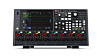 Schwarzes digitales Audiomischpult mit Display, Knöpfen und Anschlüssen auf weißem Hintergrund.