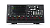 Schwarzes digitales Audiomischpult mit Display, Knöpfen und Anschlüssen auf weißem Hintergrund.