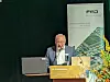 Ein Redner spricht an einem Podium mit Laptop vor einem FED-Banner.