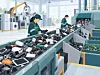 Moderne Fabrikhalle mit automatisierter Montagelinie, Robotern und zwei Arbeitern bei der Qualitätskontrolle.