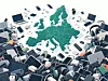 Stilisierte Europakarte umringt von vielen digitalen Geräten auf hellem Hintergrund.