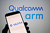 Smartphone mit Nuvia-Logo vor den Logos von Qualcomm und Arm.
