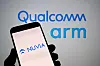 Smartphone mit Nuvia-Logo vor den Logos von Qualcomm und Arm.