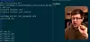 Mann vor einem Monitor mit Code und Dateiliste im Hintergrund.