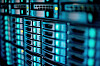 Blau beleuchtete Serverracks in einem Rechenzentrum mit zahlreichen Einschüben und Statusleuchten.