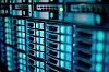 Blau beleuchtete Serverracks in einem Rechenzentrum mit zahlreichen Einschüben und Statusleuchten.