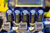 Blaue Elektrolytkondensatoren auf einer Leiterplatte mit weiteren elektronischen Komponenten.