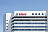 Bosch-Logo auf der Fassade eines modernen Bürogebäudes vor blauem Himmel.