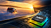 Illustration eines NXP-Mikrocontrollers auf einer Leiterplatte neben einer digitalen Autoszene bei Sonnenuntergang.