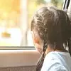 mädchen_sieht_aus_autofenster