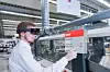 Die Hololens zeigt Maschinendaten und ermöglicht so dem Anwender, die Auswirkungen seines Handelns live zu verfolgen.