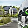 Ladesäule für E-Auto per Ladekabel verbunden mit einem Elektrofahrzeug