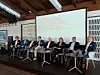 Transformation im Maschinenbau: Zwischen Aufbruch, Effizienz und Realität. Prof. Isabell Welpe im Gespräch mit den Geschäftsführern (v.l.n.r) Florian Chervaz (Zevac), Christian Ortmann (Kolb Cleaning), Josef Jost (Balver Zinn), Johannes Rehm (Rehm), Isabelle Welpe (TU München), Werner Kreibl (Asys) und Josef Ernst (ASMPT).