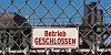 Schild: Betrieb geschlossen, vor Werksgelände