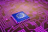 Eine fortschrittliche CPU, bedruckt mit einer Flagge der Europäischen Union auf einer neonleuchtenden elektronischen Leiterplatte. Illustration des Konzepts der in der EU hergestellten High-End-Mikrochips.