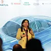 Für KI-gesteuerte Fahrzeuge braucht es mehr als nur Fehlertoleranz und Diagnoseprüfungen. Das Schlüsselwort heißt Interoperabilität. Auf der Automotive Computing Conference 2025 in Detroit erklärte Jyotika Athavale, Director bei IEEE und Synopsys, dass Interoperabilität zum Grundprinzip automobiler Systeme werden muss. Athavale begann ihre Ausführungen mit einer Analyse der sich wandelnden Zuverlässigkeit von Halbleitern. Da Chips, selbstredend auch im Automobilbereich, immer leistungsfähiger werden, steigt ihre Anfälligkeit für Ausfälle. Sie nannte eine Vielzahl von Fehlerursachen: von Elektromigration über Verformungen bis hin zu Kontaktinstabilität und thermischer Degradation. Diese Herausforderungen wachsen durch steigende Rechenanforderungen, KI-Workloads und die zunehmende Verbreitung von „Always-on“-Anwendungen wie Robotaxis weiter. Während ein herkömmliches Fahrzeug auf etwa 8.000 Betriebsstunden über 15 Jahre ausgelegt ist, kann ein Fahrzeug in einer Robo-Flotte rund um die Uhr im Einsatz sein. Dies führt zu völlig anderen Einsatzprofilen und höherem Verschleiß. Zentrales Thema von Athavales Vortrag war der IEEE P2851 Standard, ein Rahmen für funktionale Sicherheits-Interoperabilität über verschiedene Anwendungsbereiche hinweg – darunter Automotive. Der Standard definiert einen sogenannten „Dependability Lifecycle“, der Aspekte wie Zuverlässigkeit, Verfügbarkeit, Wartbarkeit, Cybersicherheit und Echtzeitverhalten berücksichtigt – alles subsumiert unter funktionaler Sicherheit. Innerhalb dieses Standards wird Interoperabilität auf drei Ebenen behandelt: Systemhierarchieübergreifend – Vom IP-Block bis hin zum Fahrzeug. Disziplinübergreifend – Abwägung von Leistung, Sicherheit, Zuverlässigkeit und Schutz in jeder Entwicklungsphase. Anwendungsübergreifend – Wiederverwendbarkeit von Ergebnissen in Bereichen wie Automotive, Luftfahrt oder Industrie. Ziel ist es, Sicherheitsanalysen von Beginn an technologie- und toolübergreifend abzustimmen. Athavale stellte anschließend einen – aus ihrer Sicht – essenziellen Baustein für sichere, langlebige KI-Systeme vor: Silicon Lifecycle Management (SLM). Statt Chips als Black Boxes zu betrachten, soll SLM eine kontinuierliche Überwachung ihres Zustands ermöglichen – von der Fertigung bis zum Einsatz. Mit integrierten Sensoren und Überwachungseinheiten für Parameter wie Spannungsmargen, Taktverzögerungen und Temperaturverläufe kann SLM eine Degradation erkennen, bevor es zu tatsächlichen Ausfällen kommt. Dies ermöglicht vorausschauende Wartung, sodass Probleme frühzeitig erkannt und entschärft werden können. Laut Athavale reicht die Datenpipeline von On-Chip-Sensoren über Edge-Controller bis zu Analyseplattformen. Korrekturmaßnahmen könnten dabei unter anderem Spannungsregelung, thermisches Management oder Lastverlagerung umfassen – alles mit dem Ziel, die Lebensdauer der Komponenten zu verlängern und die funktionale Sicherheit zu stärken. Ein weiterer Aspekt ihres Vortrags war die Auswirkung KI-spezifischer Workloads auf die Systemzuverlässigkeit. Athavale verwies auf eine Meta-Studie, laut der über die Hälfte der Ausfälle in großen KI-Clustern auf GPUs zurückzuführen waren – mit deutlich höheren „Soft Error“-Raten als bei klassischen Aufgaben. Im Automobilkontext hat dies weitreichende Folgen. Es unterstreicht die Notwendigkeit neuer Sicherheitskonzepte und der Integration von KI-Fehlverhalten in Sicherheitsanalysen. SLM kann laut Athavale den SPFM (Single Point Fault Metric) erhöhen und den PMHF (Probabilistic Metric for Hardware Failures) verbessern, da es auf realen Degradationsdaten statt auf Annahmen basiert.