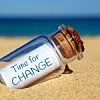 Time for change steht auf einer Flaschenpost