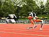 Fliegt geradezu über die Tartanbahn: Laufroboter Cassie der Oregon State University beim Sprint über 100 Meter.