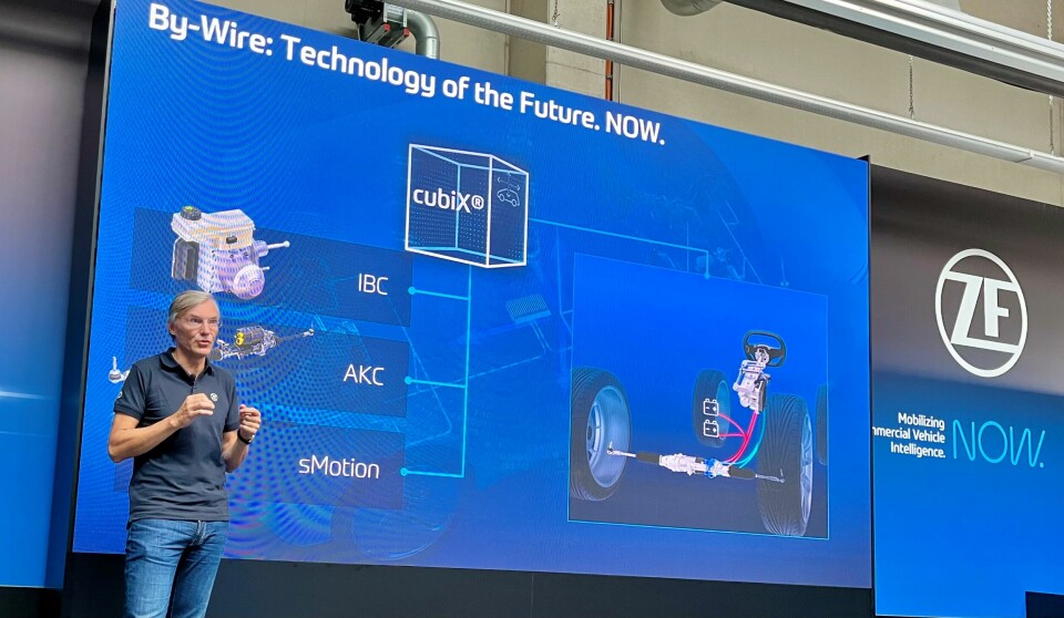 Platz 7: ZF bringt Steer-by-Wire und Brake-by-Wire 2023 in SerieZF hat sein Steer-by-Wire-System zur Serienreife entwickelt; es wird 2023 SOP haben. Beim Lenken und Bremsen entfällt die mechanische Rückfallebene in diesem Software-defined Vehicle dabei vollständig: Die gesamte Redundanz ist elektronisch.Wo die Vorteile von Steer-by-Wire liegen und wie sich die kurze Probefahrt anfühlte. Wolf-Henning Scheider, CEO von ZF: Die Steer-by-Wire-Lösung von ZF wird in Kombination mit einer reinen Brake-by-Wire-Lösung ohne mechanische Rückfallebene 2023 SOP in einem Software-defined Vehicle haben.