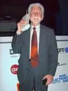 Martin Cooper, Motorola-Ingenieur und Miterfinder des Handys gilt als der Vater des Mobilfunks. In der Hand hält er das erste, noch etwas sperrige Handy, den Dynatac 8000X von Motorola.