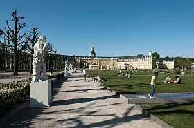 <b>Platz 9, KIT – Karlsruhe Institute of Technology</b><br>
Das Karlsruhe Institute of Technology belegt im deutschlandweiten Vergleich Platz 9. Weltweit zählt das KIT zur Ranggruppe 151 bis 200. Bei der Reputation unter Arbeitgebern erzielt es 67,4 Punkte. Die Forschung ist in den Bereichen Algebra und Geometrie, Analysis, angewandte und numerische Mathematik sowie Stochastik organisiert. Zentrale Schwerpunkte sind partielle Differentialgleichungen, Geometrie, Gruppen und Topologie sowie stochastische Modelle.
