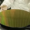 Silizium-Wafer mit Halbleiterchips, Halbleiterengpass bei Automotive