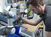Werker programmiert einen Cobot